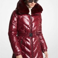 Женский Пуховик (Faux Fur Trim Chevron Quilted Nylon Belted Puffer Coat) 61107-05 Темный Ruby